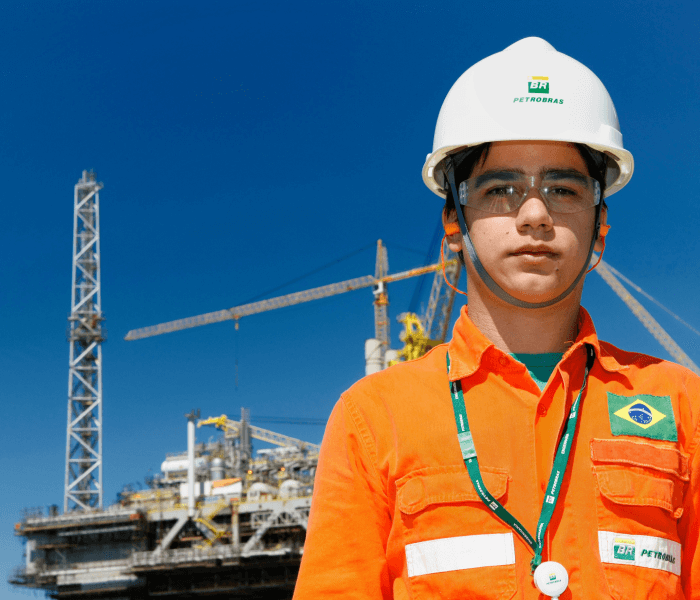 Funcionário Petrobras com EPIs de segurança